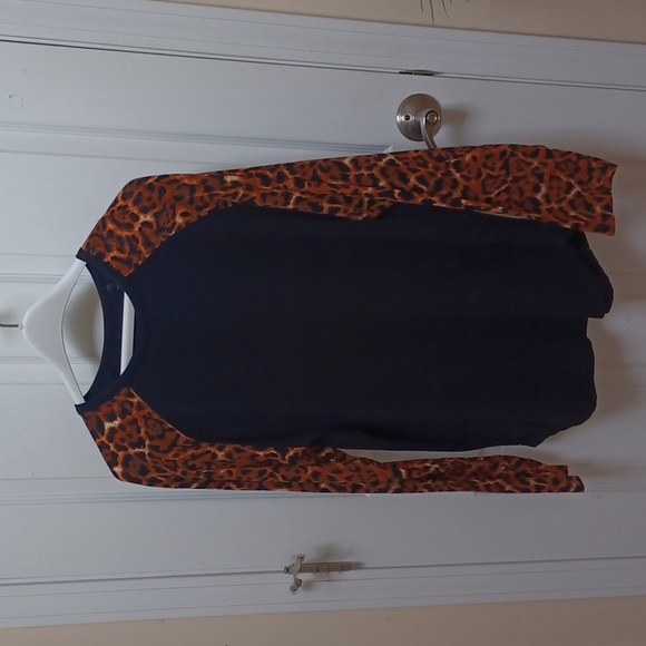 Natori Long Sleeved T-shirt, Cheetah Print Sleeves - Picture 2 of 5